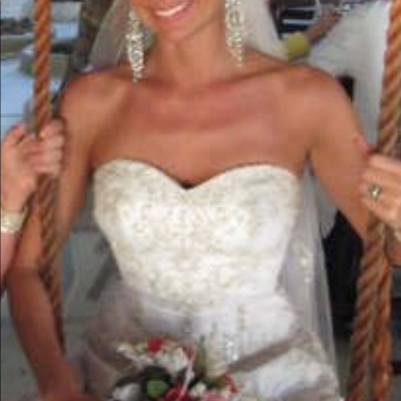 Wedding dress - Picture 2 of 6